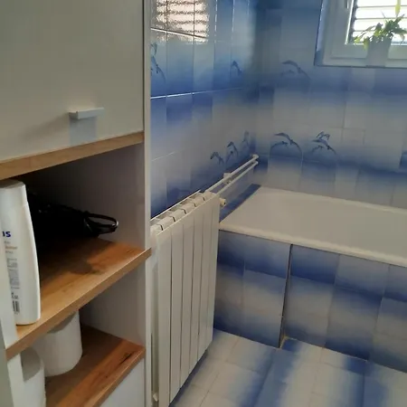 Luce 2 & Gostinjska kuća 3*
